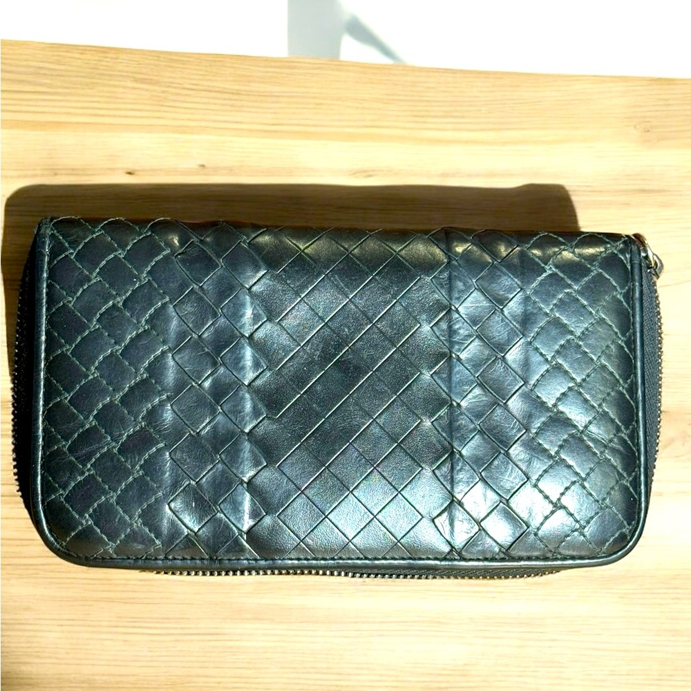 Intrecciato Piccolo Zip Around Wallet in NWOT Condition in soft Lambskinn black